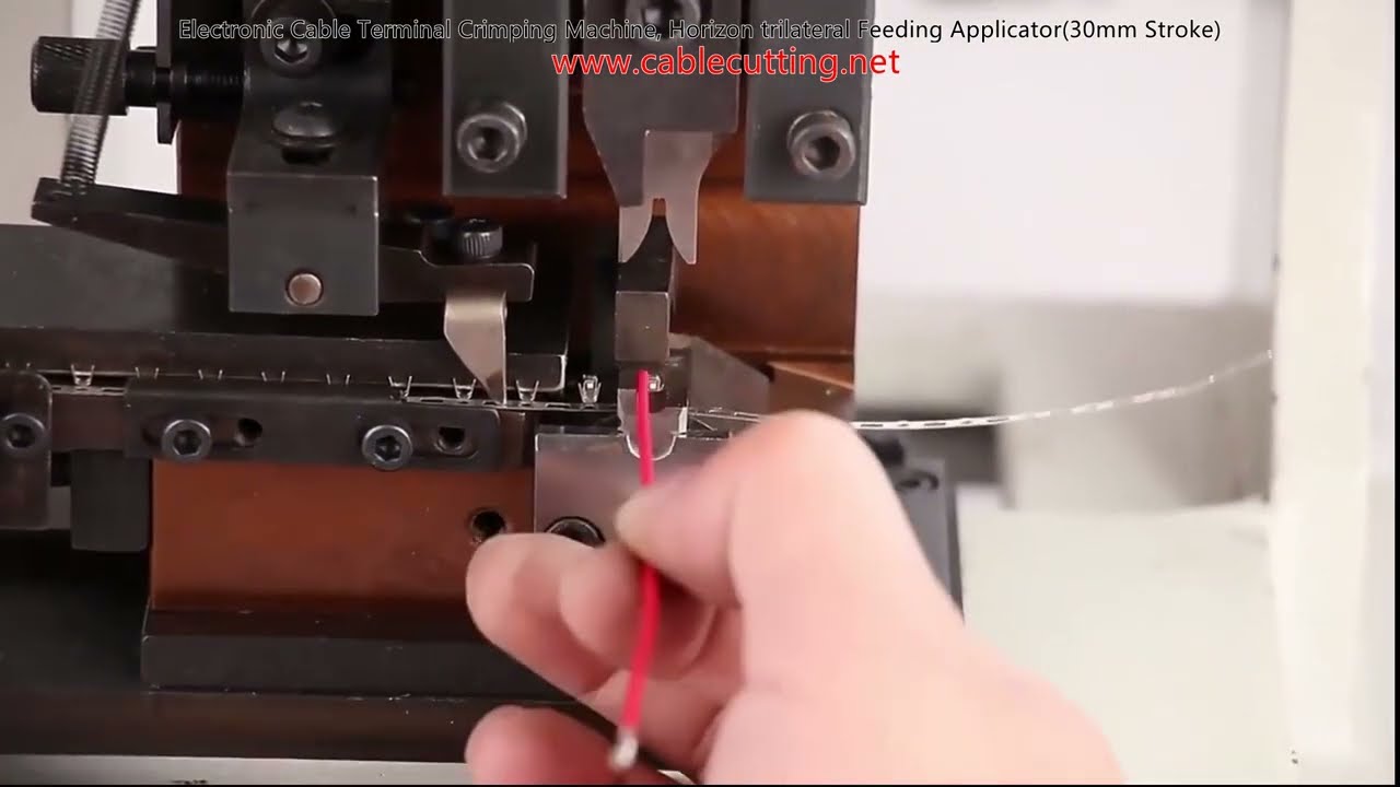 Automatikus kábelvég préselőgép 30 mm löketű horizontális háromoldalú adagolóval