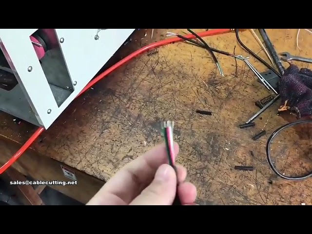 Automatikus többmagos, burkolt kábel vágó és szigetelő gép