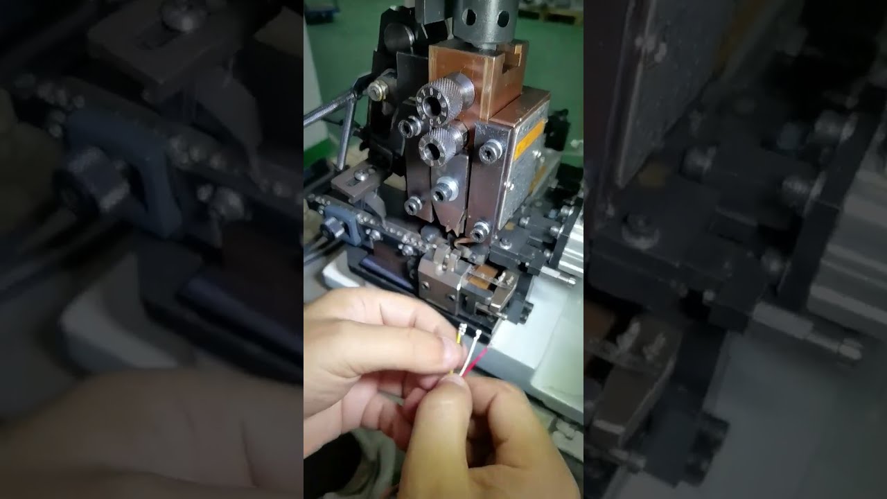 Vízszintes folyamatos szalagvégző gép nyomógombos panellel – Gyári automatizálás #factory #machine