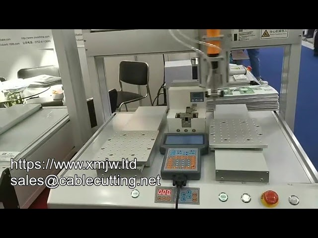 Háromtengelyes automata csavarozó gép elektromos készülékek összeszereléséhez