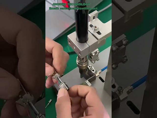 Félautomata forrasztógép USB kapcsolók és kábelek forrasztásához - Hatékony PCB összeszerelés