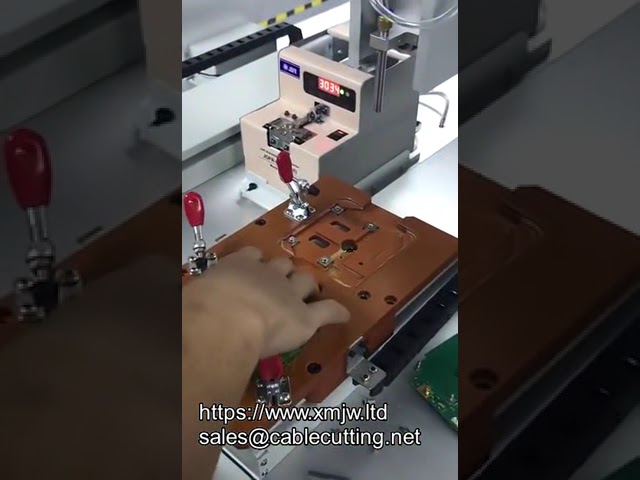 Automatikus csavar- és anya pick and place gép - Csavaradagoló és csavarmegfogó berendezés