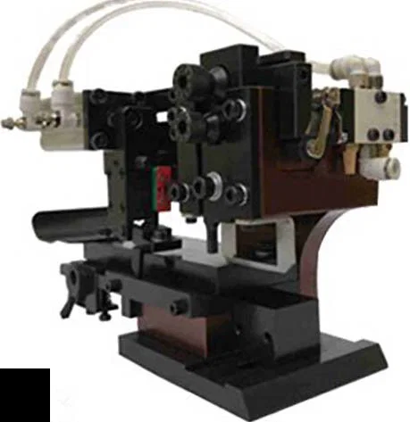 Pneumatikus vízszintes krimpelő applikátor